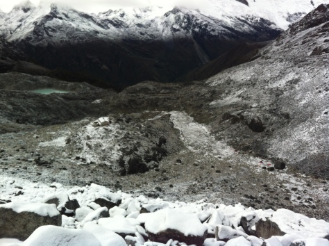 Campo Base Pisco, Refugio Perú y al fondo la quebrada de Llanganuco.